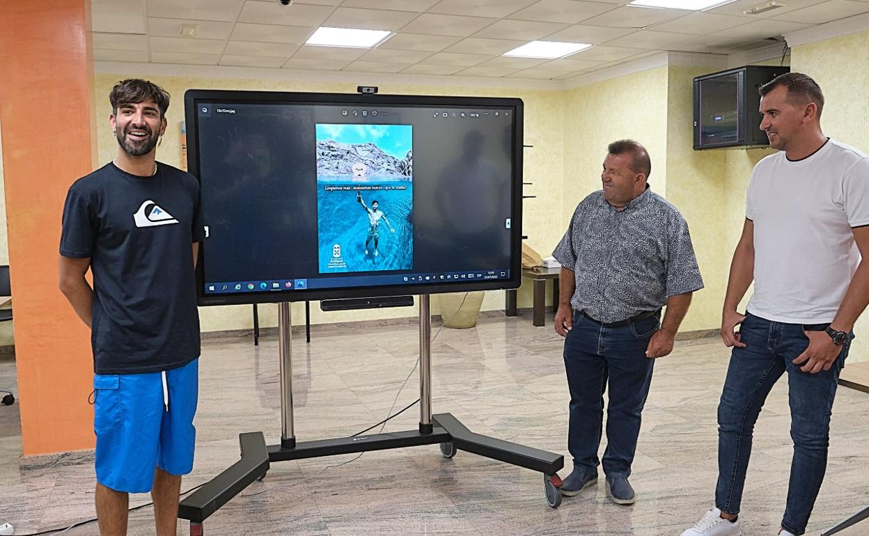 El Vega y el alcalde de Antigua, Matías Peña, en la presentación de la campaña medioambiental. 