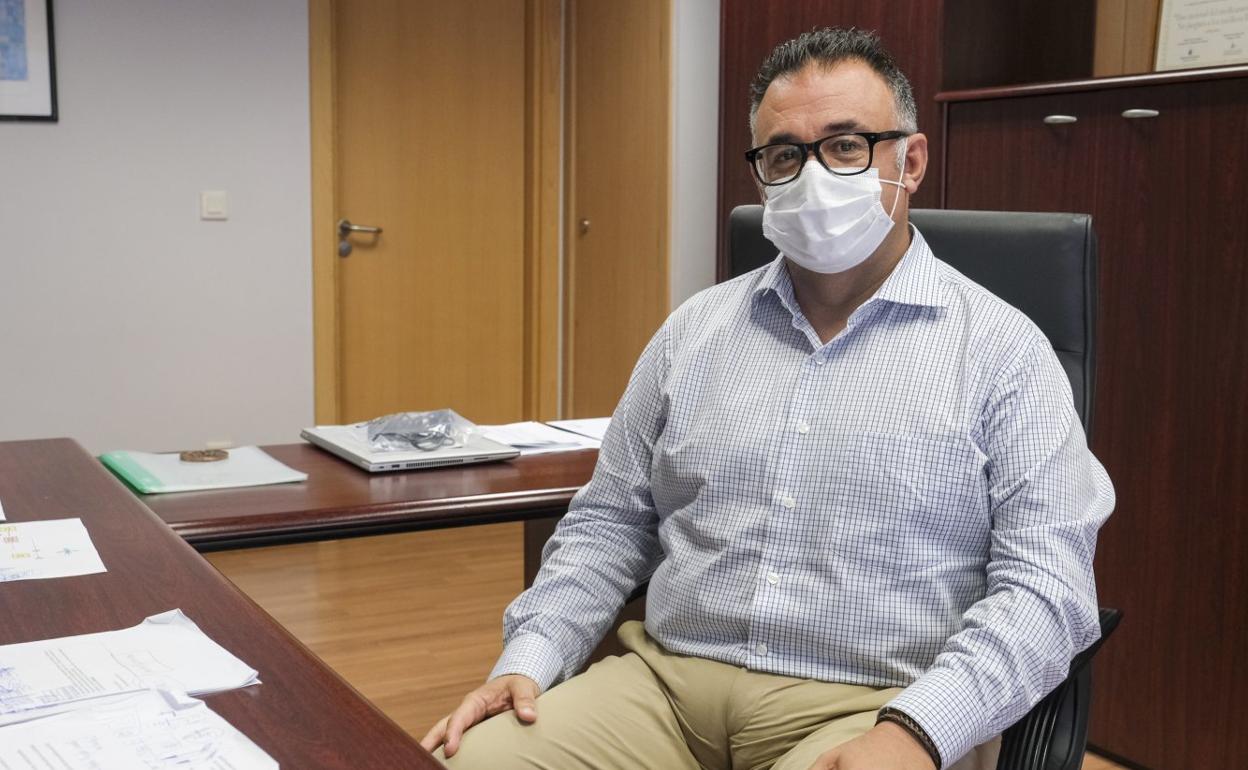 En la imagen, los mensajes que dieron inicio al caso Mascarillas, junto a Conrado Domínguez. 