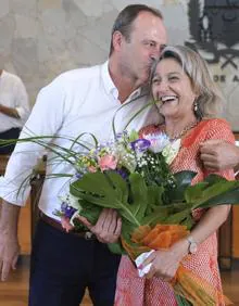 Imagen secundaria 2 - En la foto superior, la homenajeada junto a buena parte de la plantilla municipal. Debajo, emocionada, durante la ronda de discursos. Al lado, junto al alcalde, Óscar Hernández, 