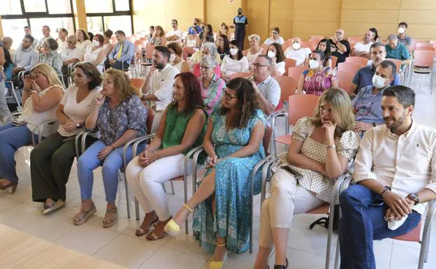 En primer término, su equipo en el área económica municipal. El primero por la derecha, Raúl Martel, edil de Hacienda. A su lado, la tesorera que sustituirá a Pino, Eva López, que viene de Asturias. 