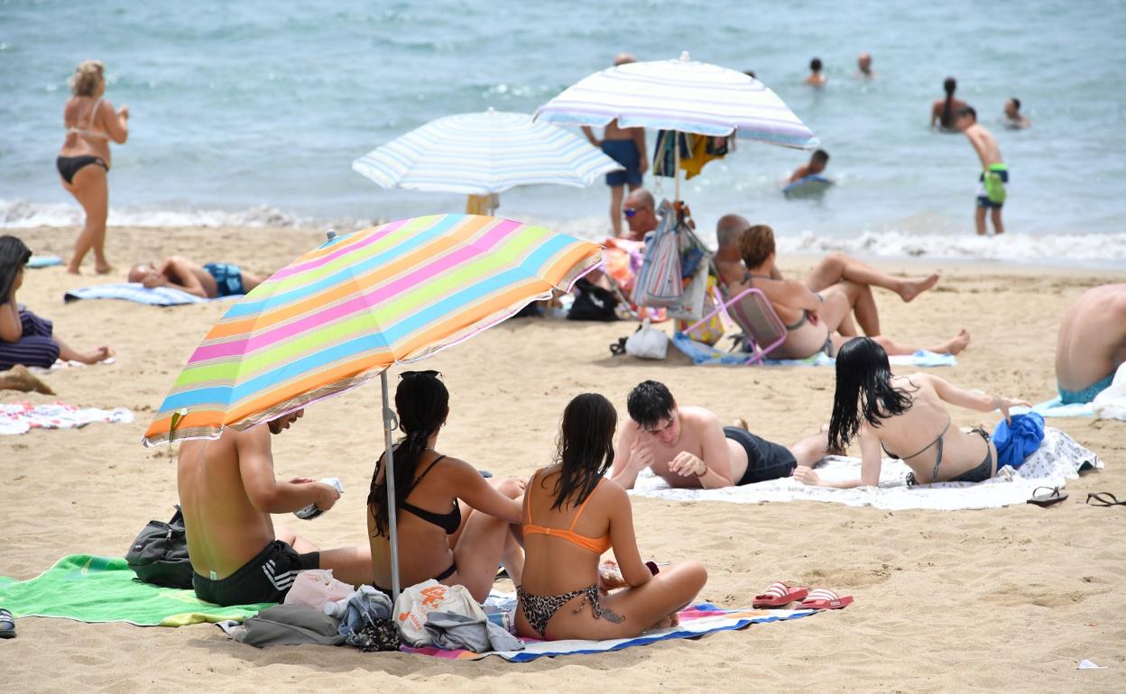 Las playas de la isla se llenan para huir del calor. 