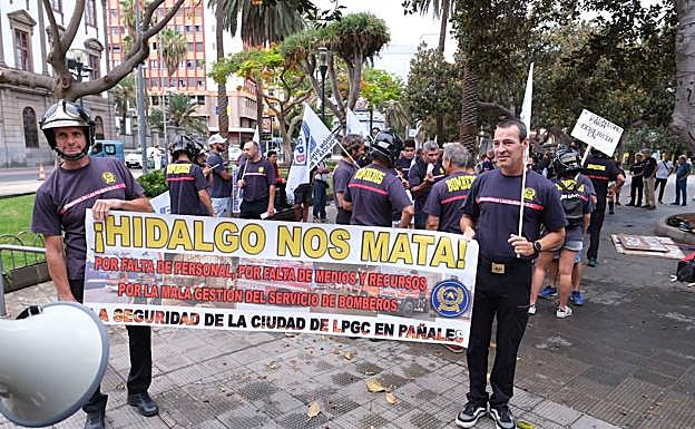 Imagen principal - Otros instantes de la manifestación de bomberos. 