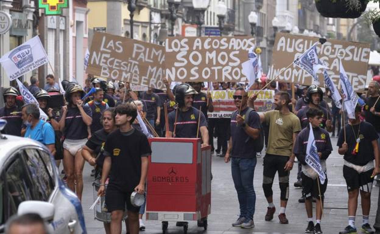Manifestación de los bomberos de este viernes. 