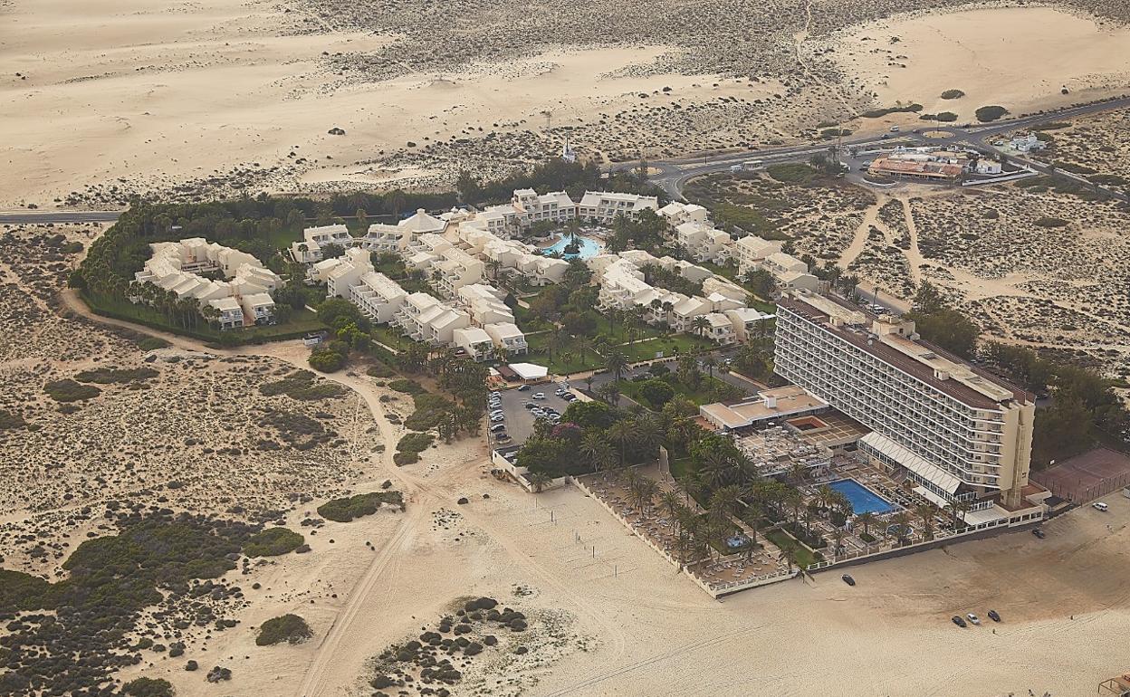 El hotel Oliva Beach, en las Grandes Playas de Corralejo, a las puertas del Parque Natural de las Dunas. 