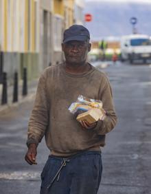 Imagen secundaria 2 - Arriba, Broun, en el solar. Sobre estas líneas, estado en el que estaba y Broun con comida de los vecinos.