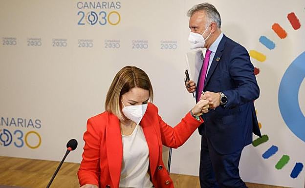 El presidente canario, Ángel Víctor Torres, y la consejera de Derechos Sociales, Noemí Santana.