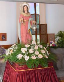 Imagen secundaria 2 - Profesionales del sector y cargos públicos municipales posan con el párroco tras la misa a Santa Marta. 