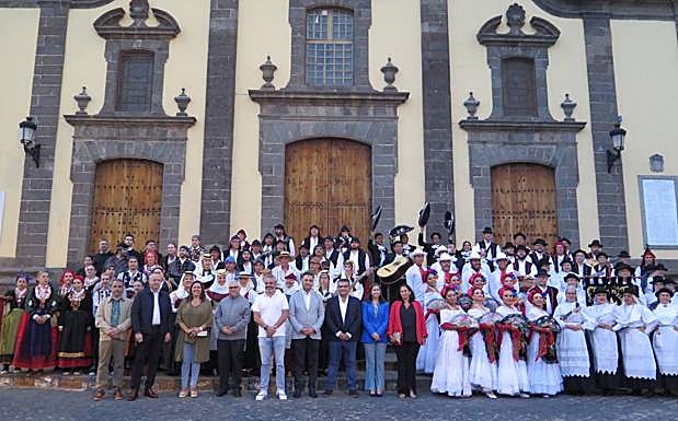 Imagen principal - El folclore inunda la Plaza Grande de Guía