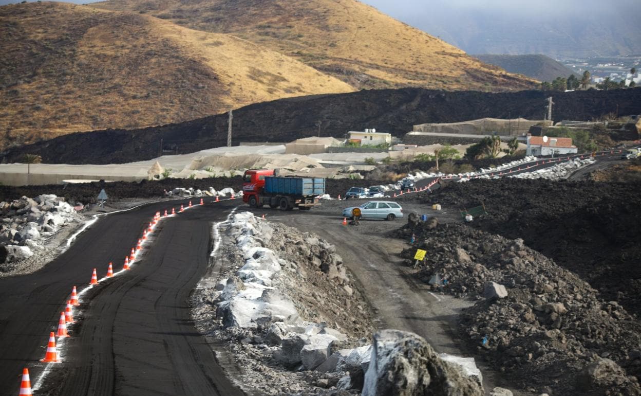 Imagen de la pista asfaltada abierta ayer y que recorre una distancia de 3,3 kilómetros sobre la lava del volcán palmero. 