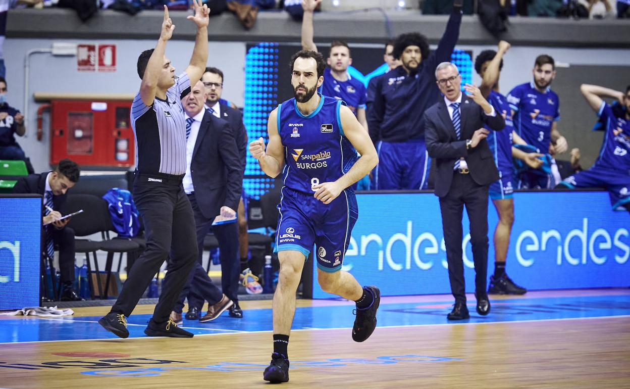 El escolta brasileño Vitor Benite celebra una canasta con el Burgos el pasado curso. 