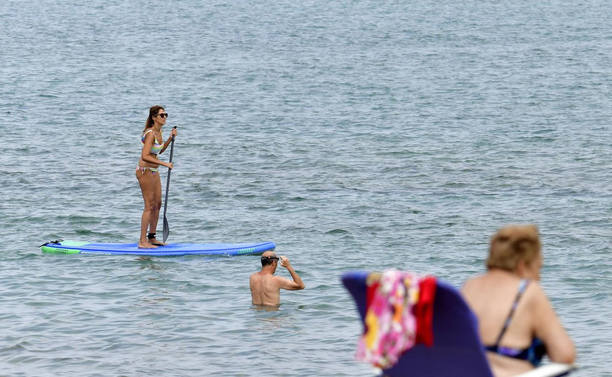 Bañistas en la Playa de Las Canteras. 