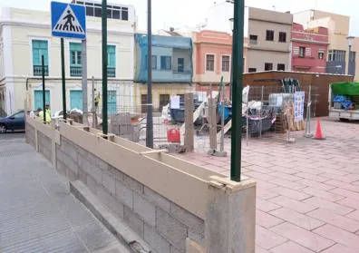 Imagen secundaria 1 - Arriba,, el parque de los Bomberos. Sobre estas lineas, las obras se retoman en la plaza del Pueblo. 