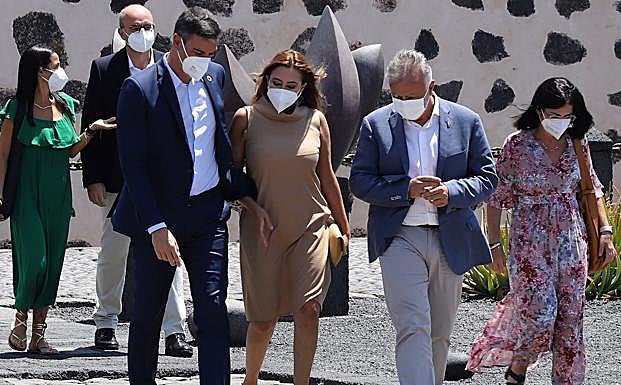 Sánchez, con la ministra Carolina Darias, el presidente canario Angel Víctor Torres y María Dolores Corujo, presidenta lanzaroteña, en otras vacaciones en la isla.