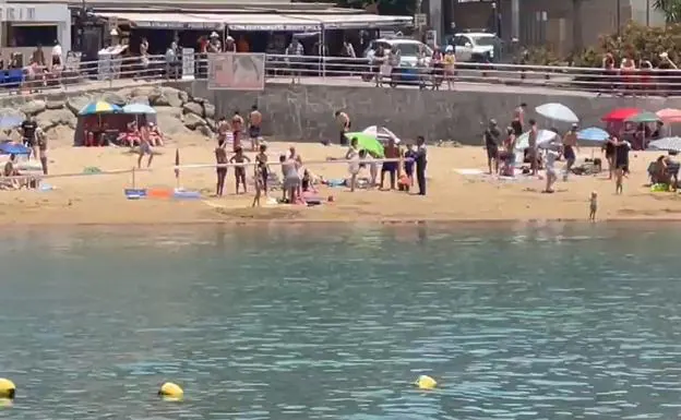 Cierran al baño la Playa de Mogán por contaminación