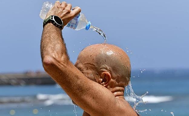 El calor continuará en cumbres y medianías, aunque bajan los grados. 