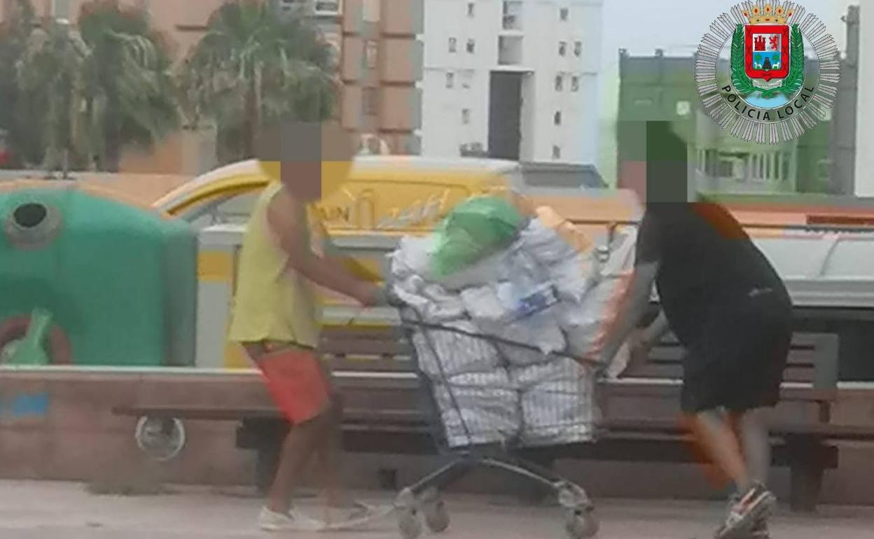 Pillados vertiendo sacos con escombros y una lavadora en San José