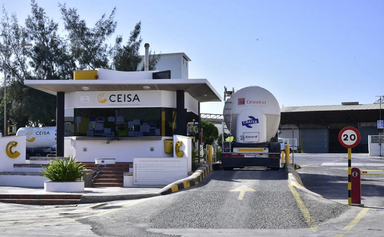 Entrada a las instalacinoes de la fábrica de cemento localizada junto al puerto de El Pajar. 