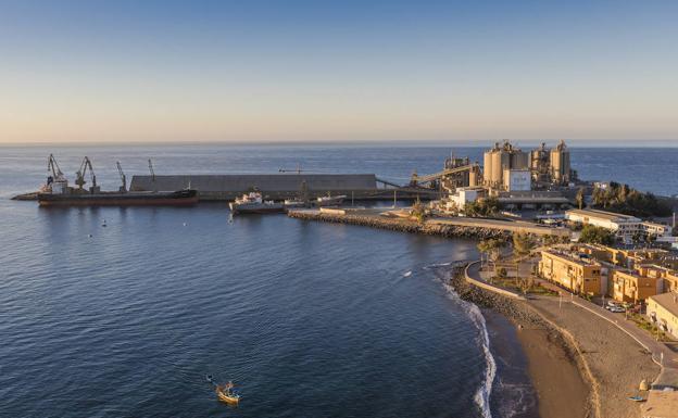 La cementera seguirá en el puerto de El Pajar al menos seis años más