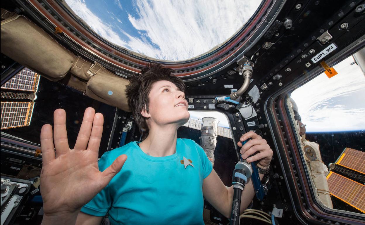 La astronauta Samantha Cristoforetti hace el saludo vulcano en homenaje a Leonard Nimoy por su muerte. 
