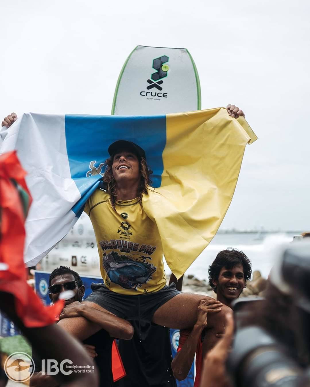 Molina, a hombros tras su triunfo y ondeando la bandera de su tierra al otro lado del mundo.