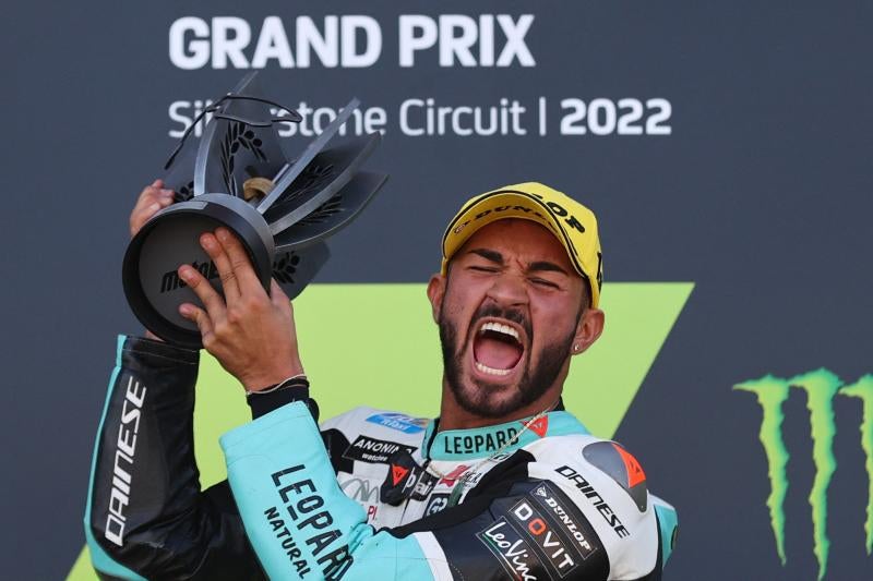 Dennis Foggia levanta el trofeo que acredita su victoria en Silverstone./