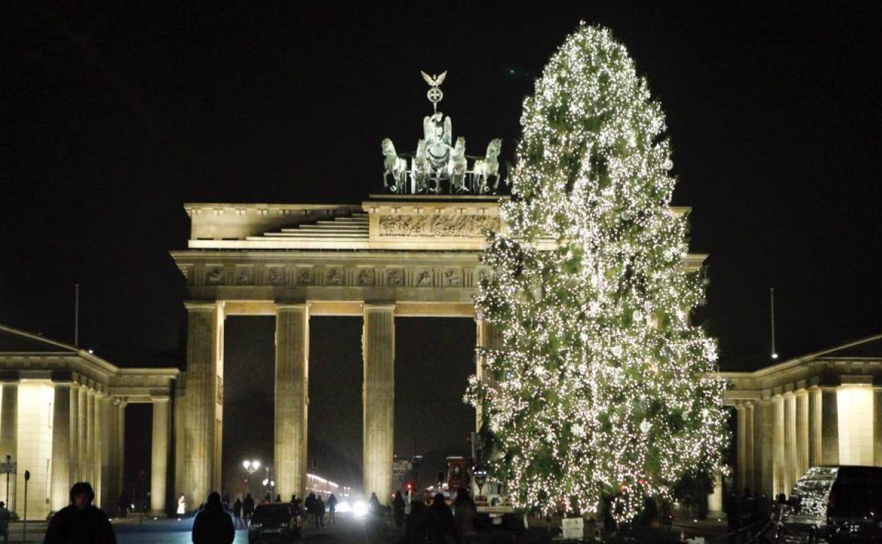 La puerta de Brandenburgo (Berlín) iluminada en Navidad. 