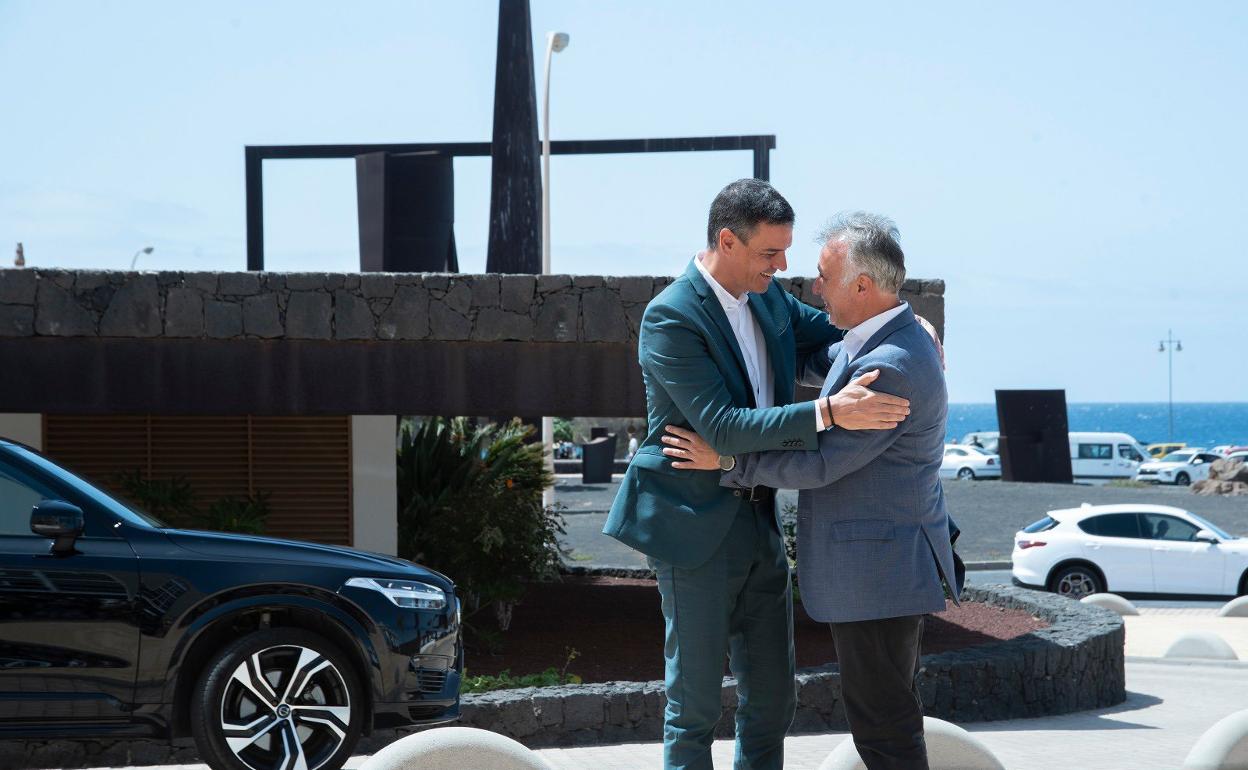 Ängel Víctor Torres y Pedro Sánchez, en un momento de la reunión este lunes. 