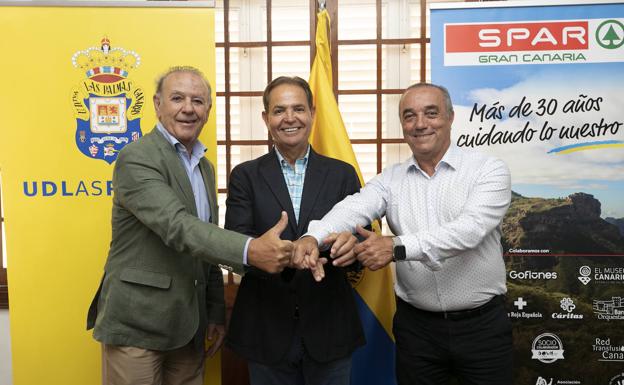 Los representantes de SPAR Gran Canaria y la UD tras la firma. 