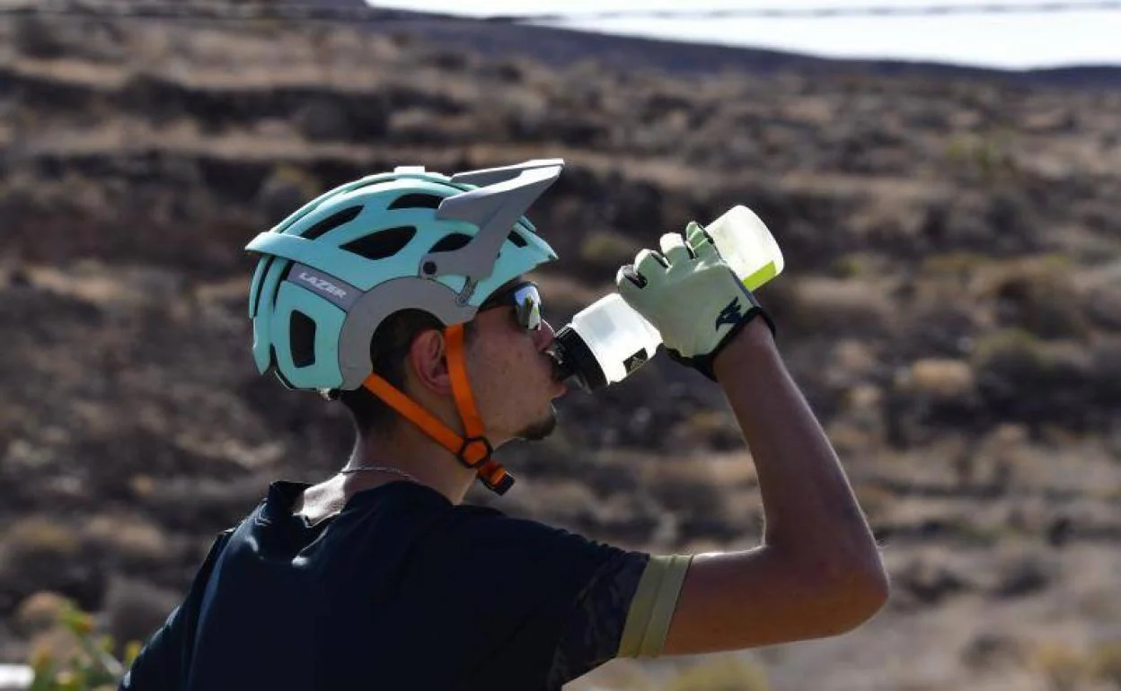 Este ciclista combate el calor con un sorbo de agua en Santa Lucía de Tirajana. 