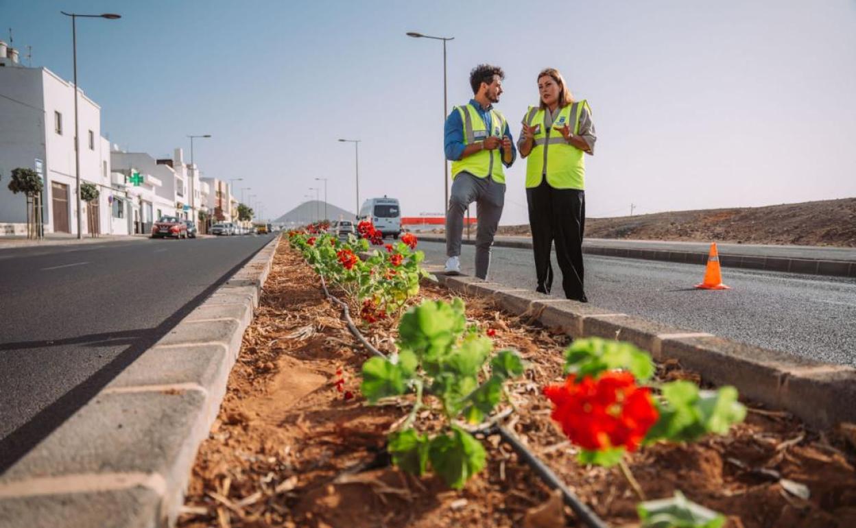 Astrid Pérez y el concejal de Parques y Jardines, David Toledo, en los accesos a la capital. 