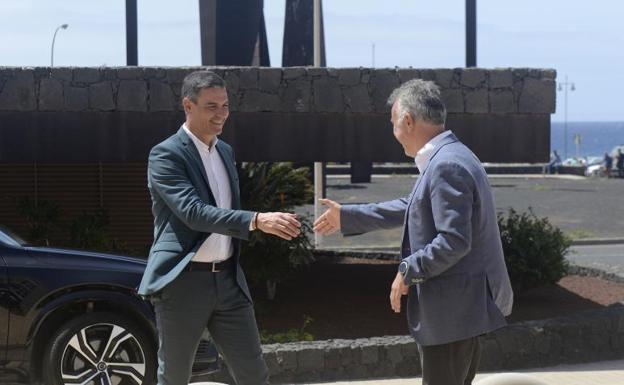 El presidente del Gobierno, Pedro Sánchez, junto con el presidente canario, Ángel Victor Torres 