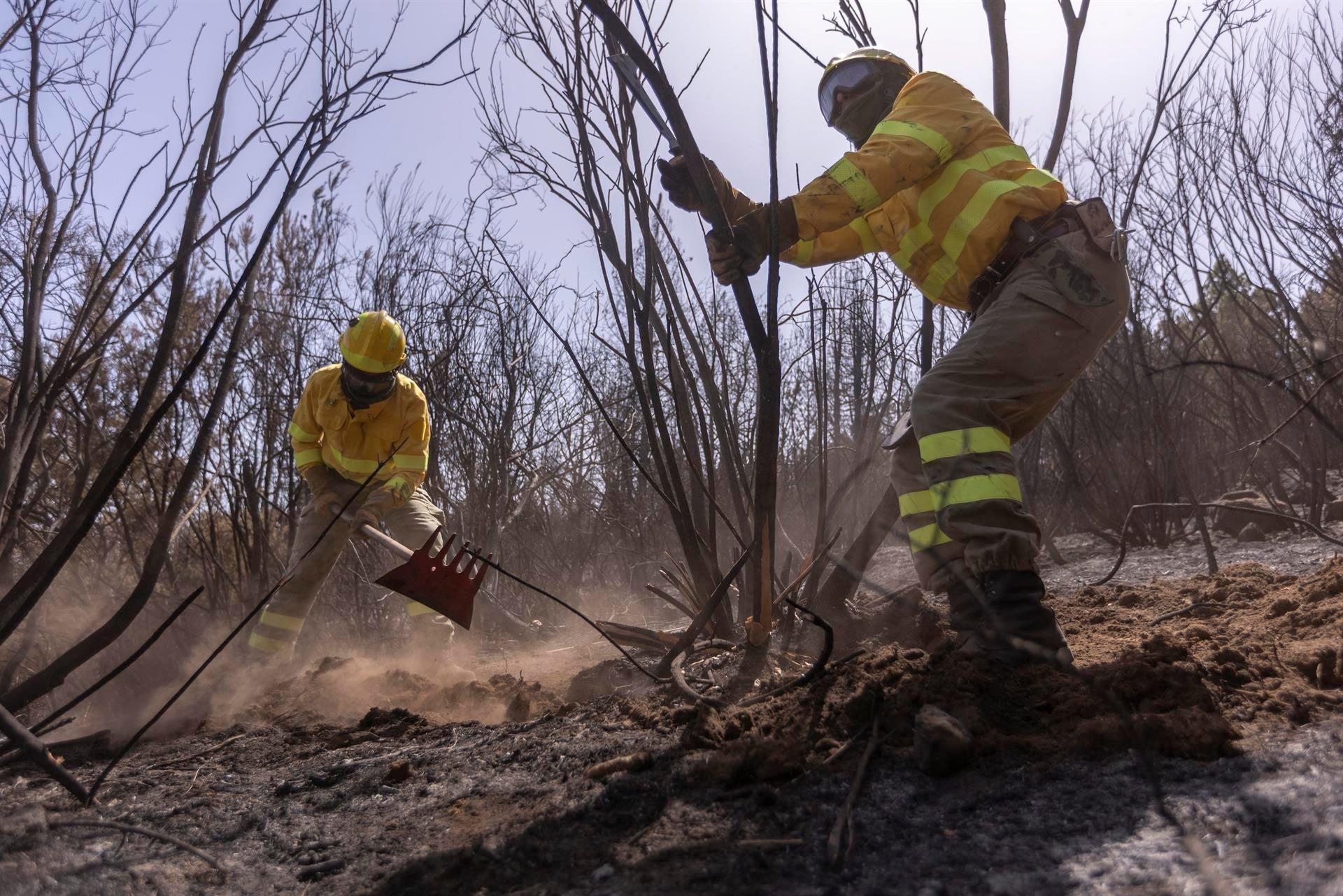 Efectivos de bomberos continúan realizando trabajos para refrescar la zona. 