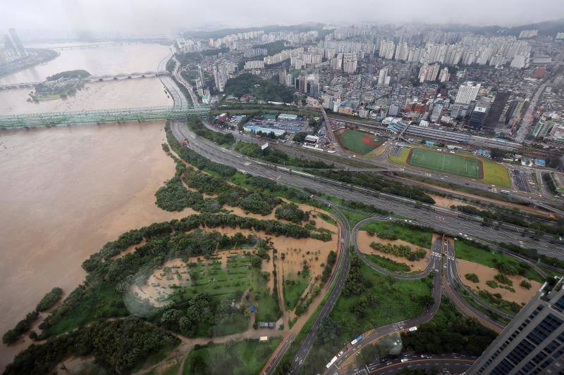 Fotos: Al menos nueve muertos en Corea del Sur en las peores inundaciones en un siglo