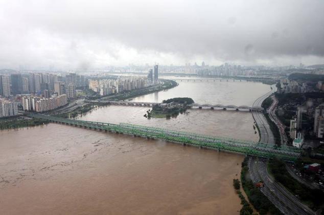 El río Han, crecido por las lluvias torrenciales, a su paso por Seúl.