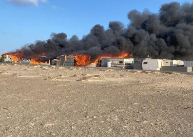 Imagen secundaria 1 - Imágenes del fuego y la gran columna de humo que genera. 
