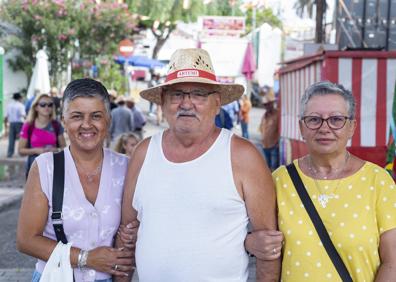 Imagen secundaria 1 - Arriba, la feria de ganado. Sobre estas líneas la familia Medina Travieso y la iglesia de San Lorenzo. 