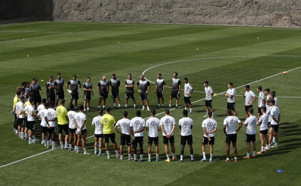 García Pimienta instruye a sus jugadores antes del inicio de una sesión de trabajo, días atrás, en Barranco Seco. 