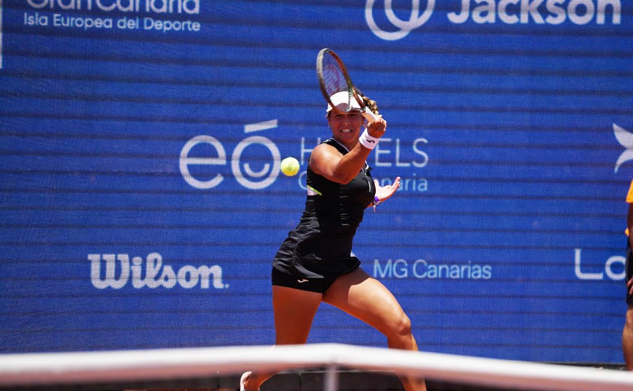 Jessica Bouza devuelve una pelota. 