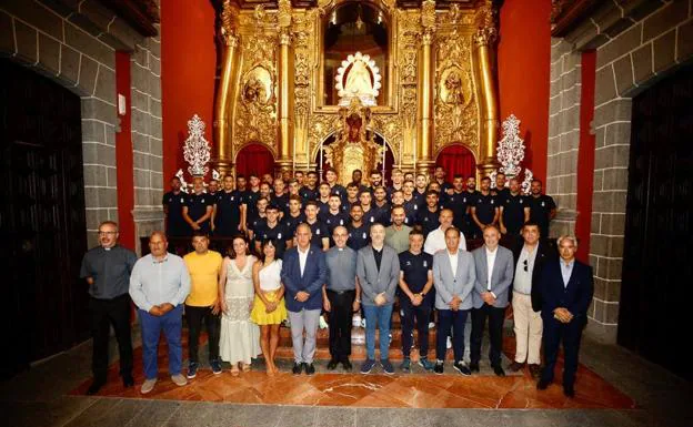 Foto de familia de juagdores, técnicos y dirigentes ante la Virgen del Pino. 