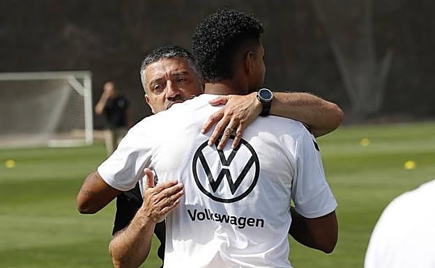García Pimienta instruye a sus jugadores antes del inicio de una sesión de trabajo, días atrás, en Barranco Seco. 