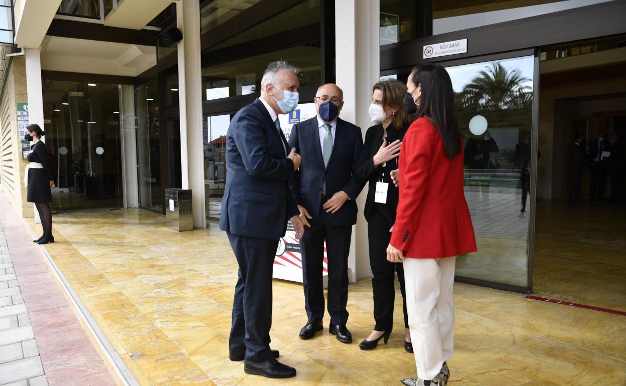 Desde la izquierda, máximos responsables del Gobierno canario, el Cabildo, el Ministerio y REE. 