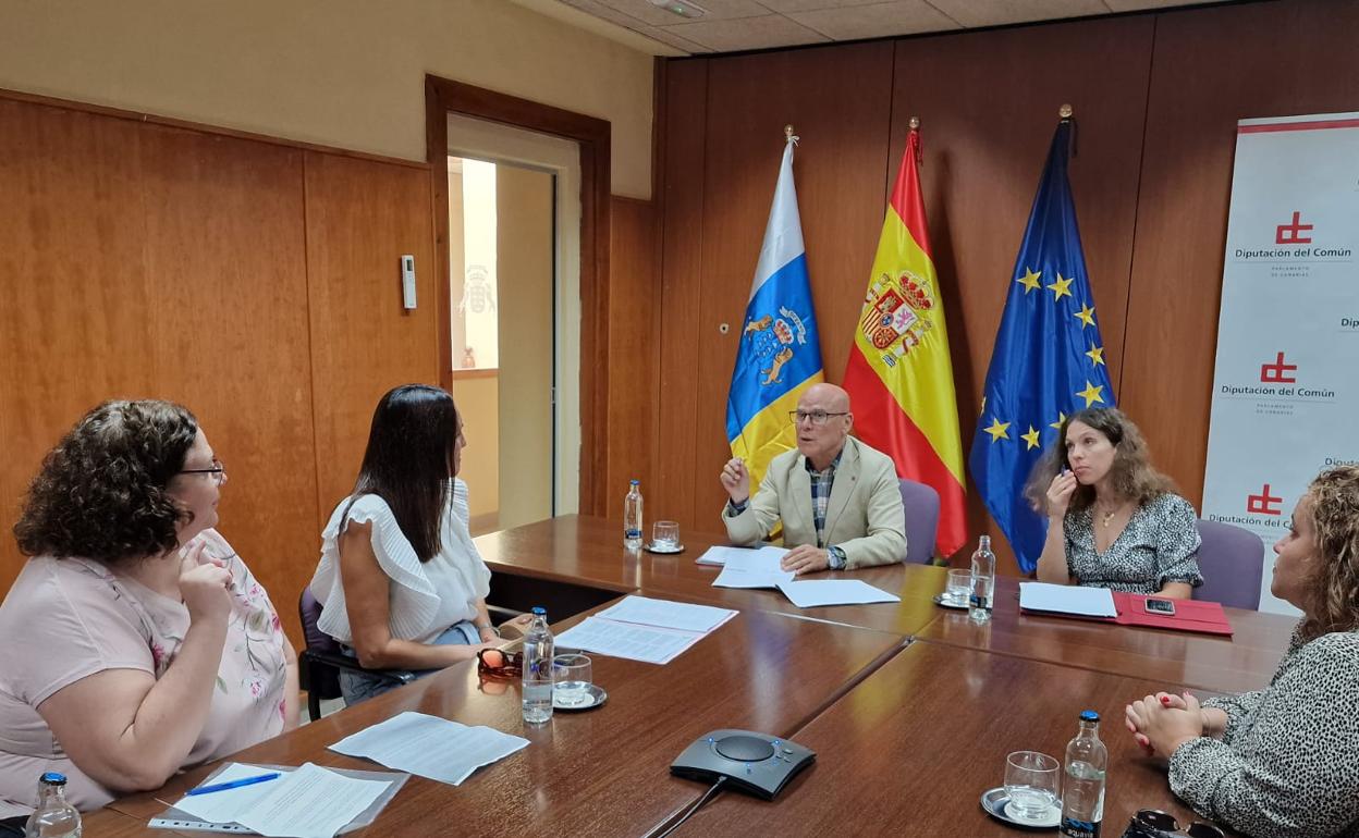 Rafael Yanes se reunió este viernes con varias trabajadoras afectadas. 