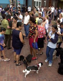 Imagen secundaria 2 - Arriba, protesta canina en Mesa y López y en Las Canteras, a la derecha. Apertura de Playa Honda con acceso a perros, abajo.