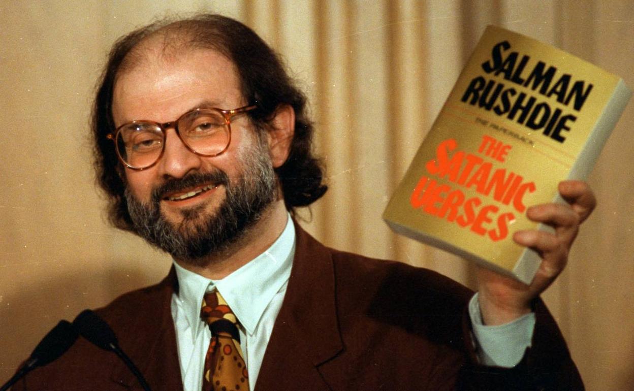 Rushdie muestra un ejemplar de 'Los versos satánicos' en 1992. 