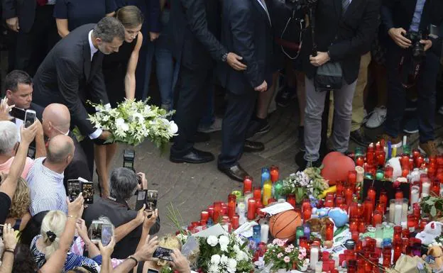 Los Reyes depositan flores en el altar improvisado por las víctimas del atentado en Las Ramblas. 