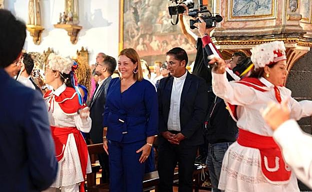 El grupo herreño Sabinosa entraron bailando. 