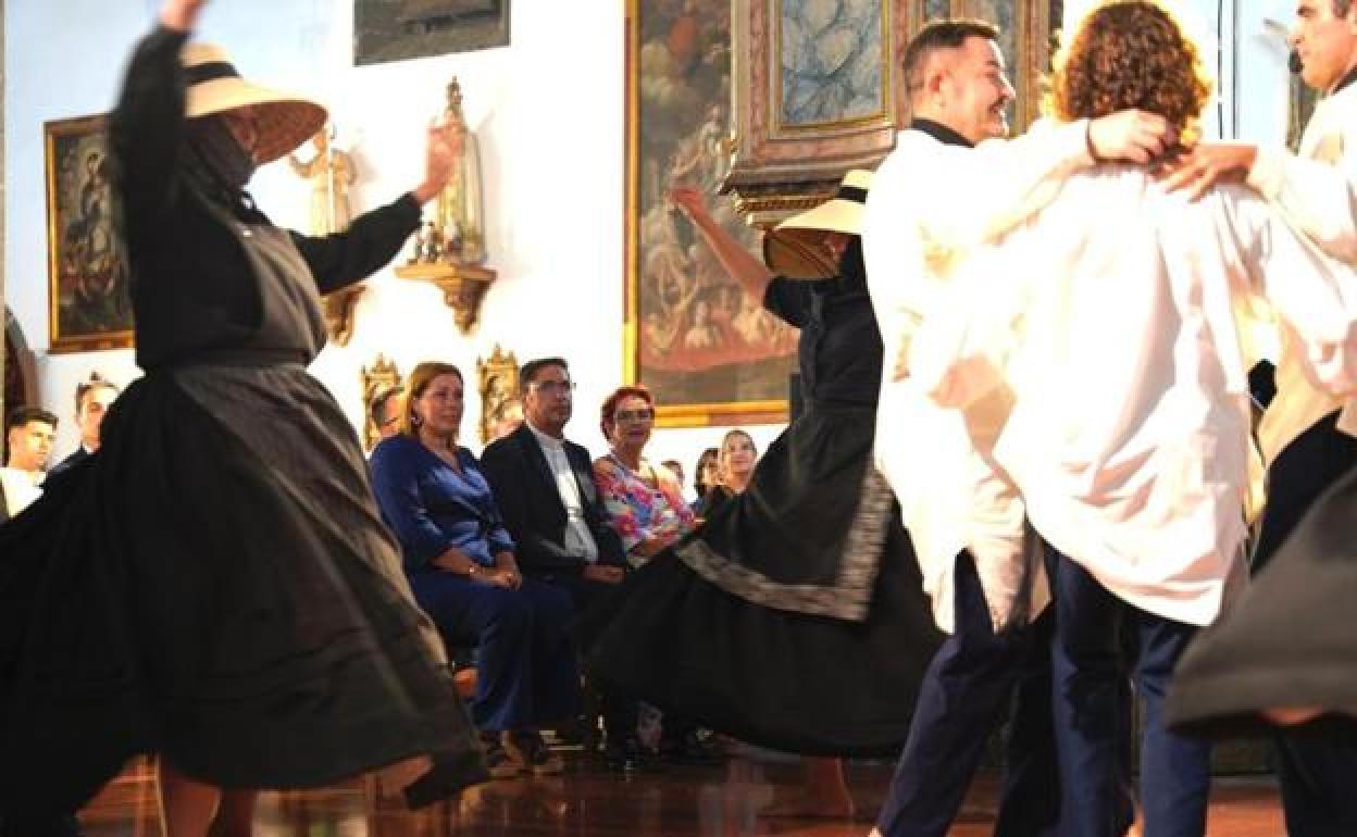 Cuerpo de baile de Los Campesinos con la alcaldesa Astrid Pérez, el párroco Juan Carlos Medina y la concejal de Festejos, Encarna Páez. 