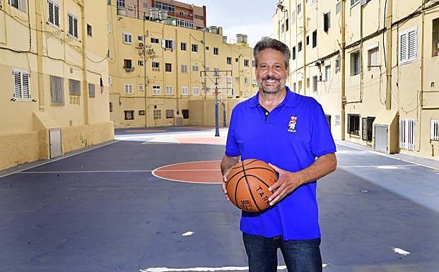 Carmelo Cabrera posa para CANARIAS7 en las canchas Rodríguez Monroy de la capital grancanaria. 