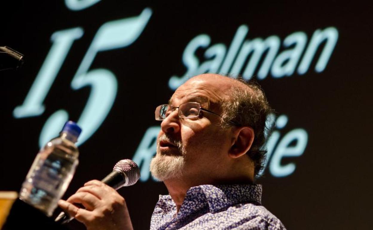 El escritor Salman Rushdie 