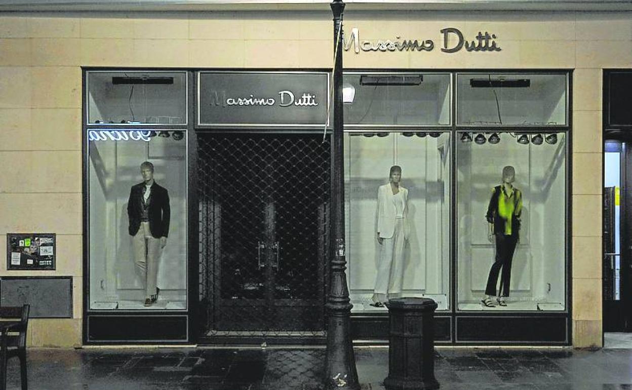 Escaparates apagados esta semana en la capital grancanaria. 